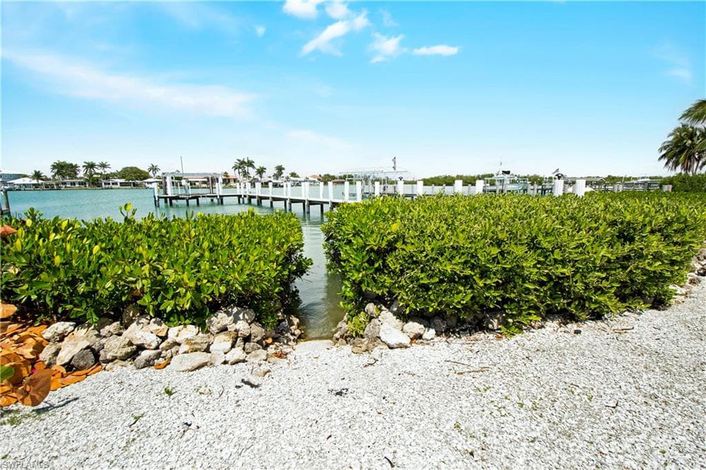 19 Pelican ST E-37