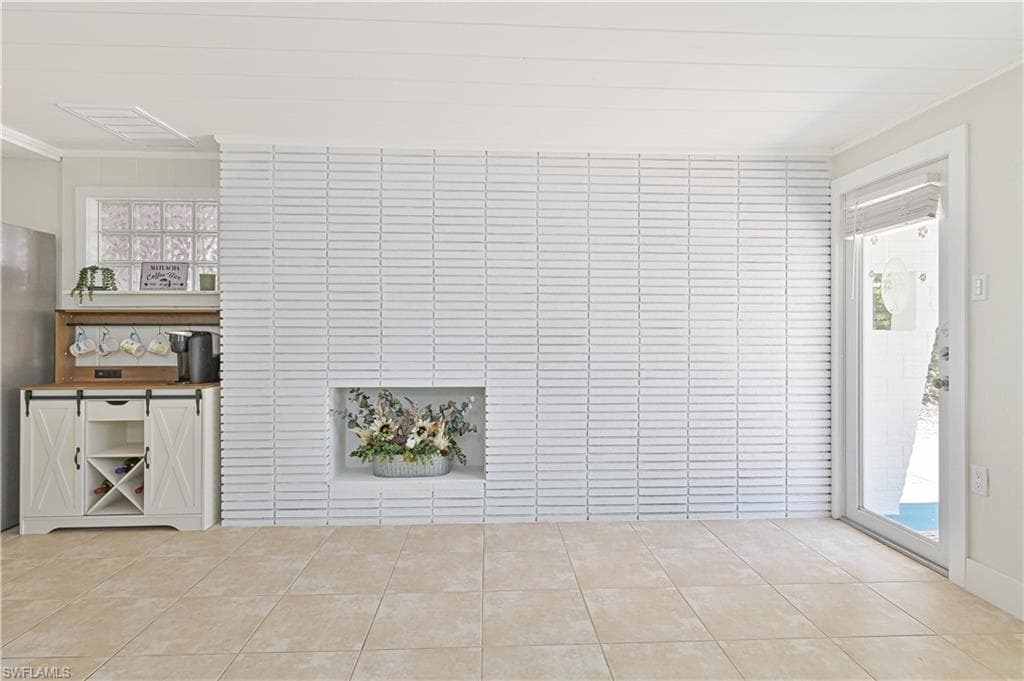 2500 Harbor View DR-18