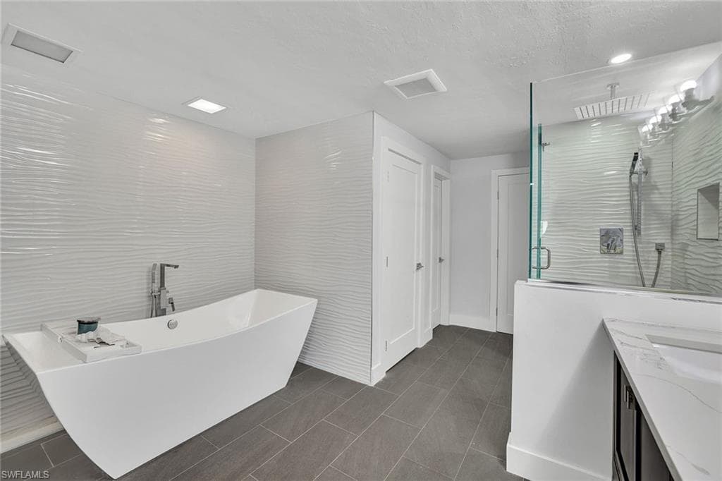 921 Scott DR-18