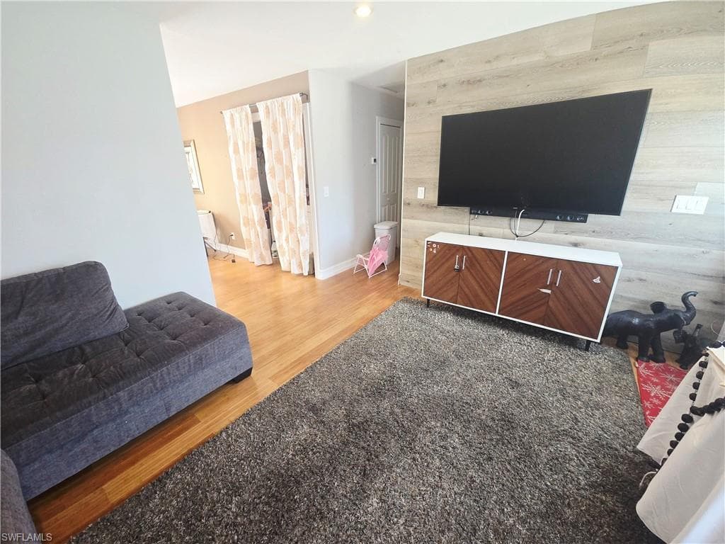 5321 Warren ST-5