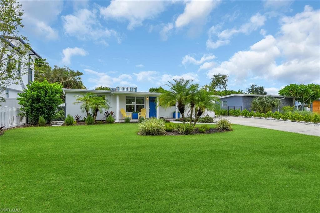 2048 Holiday LN-3