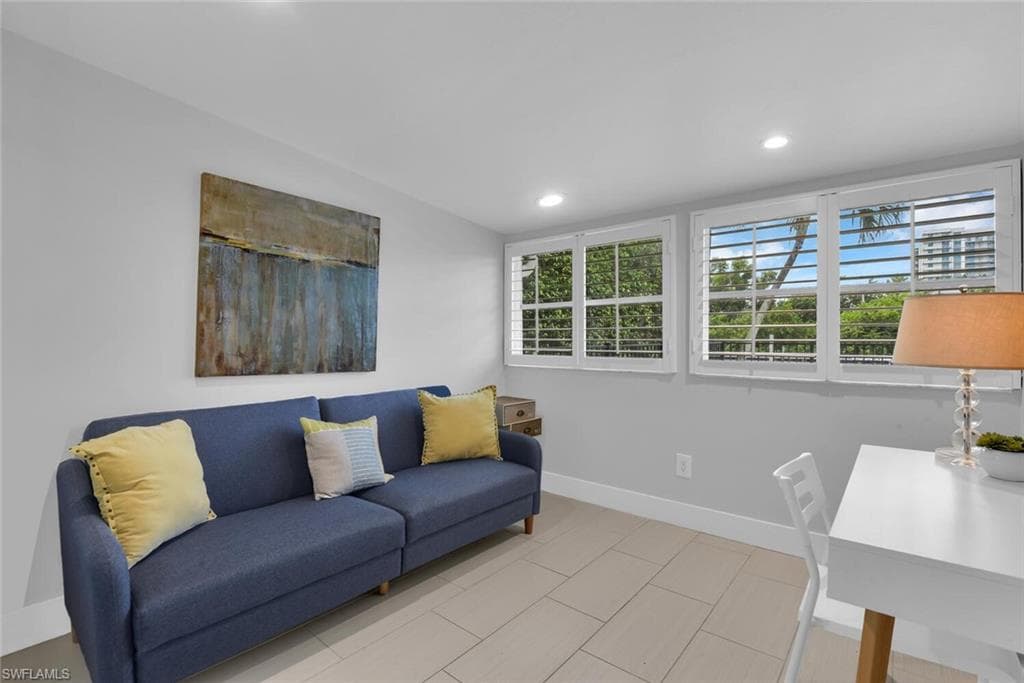 2048 Harbor LN-23