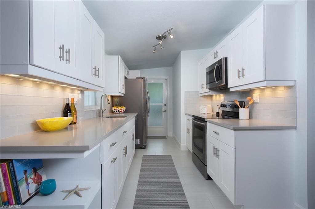 2048 Harbor LN-6