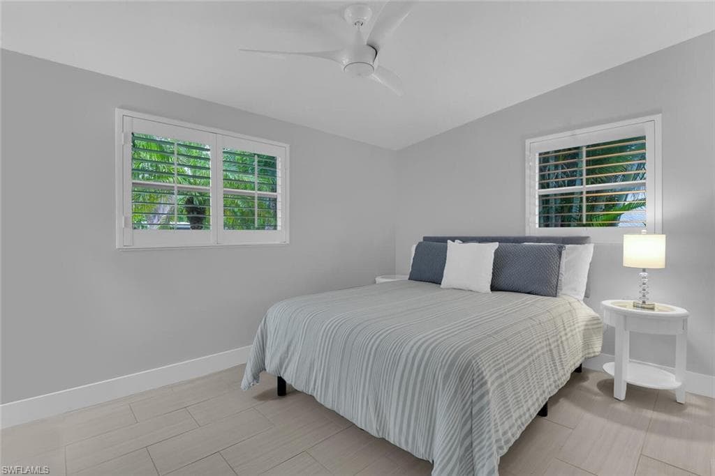 2048 Harbor LN-18