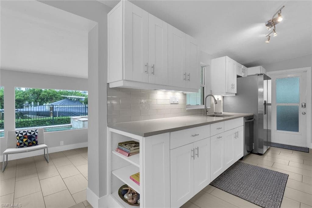 2048 Harbor LN-8
