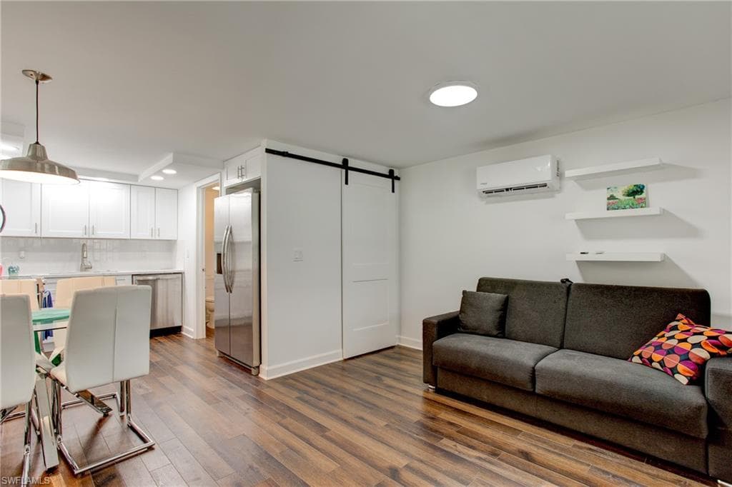 126 Andre Mar DR-9