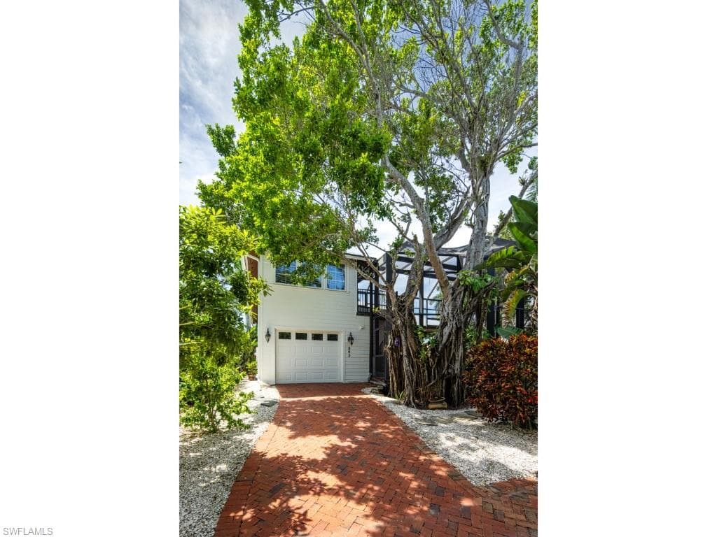 263 10th AVE S-16