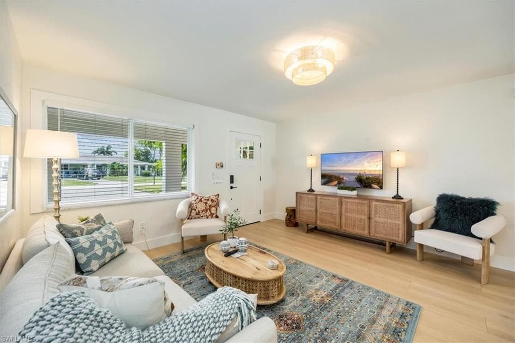 4523 Fluvia AVE-3