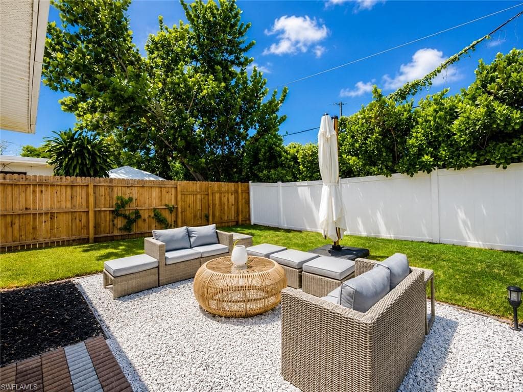 4523 Fluvia AVE-20
