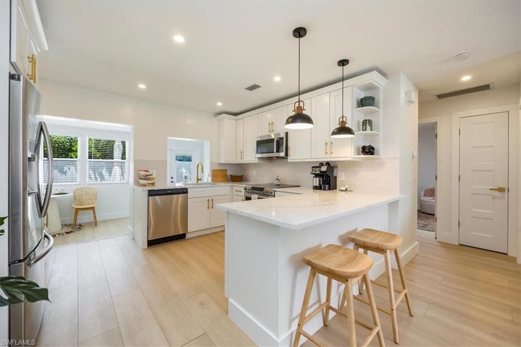 4523 Fluvia AVE-4