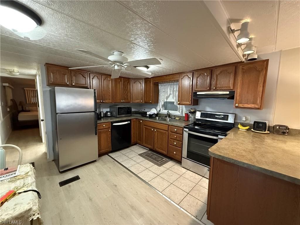 539 Poinsettia LN 152-9