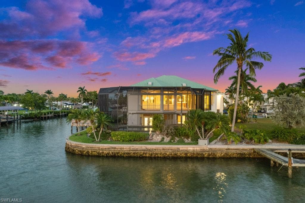371 Bayside AVE-6