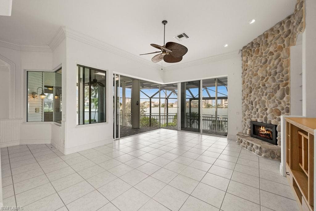 371 Bayside AVE-12
