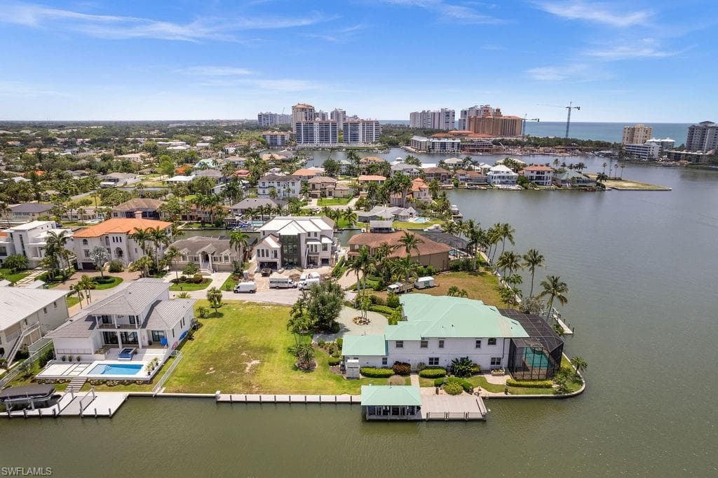 371 Bayside AVE-32