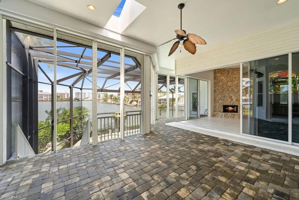 371 Bayside AVE-11