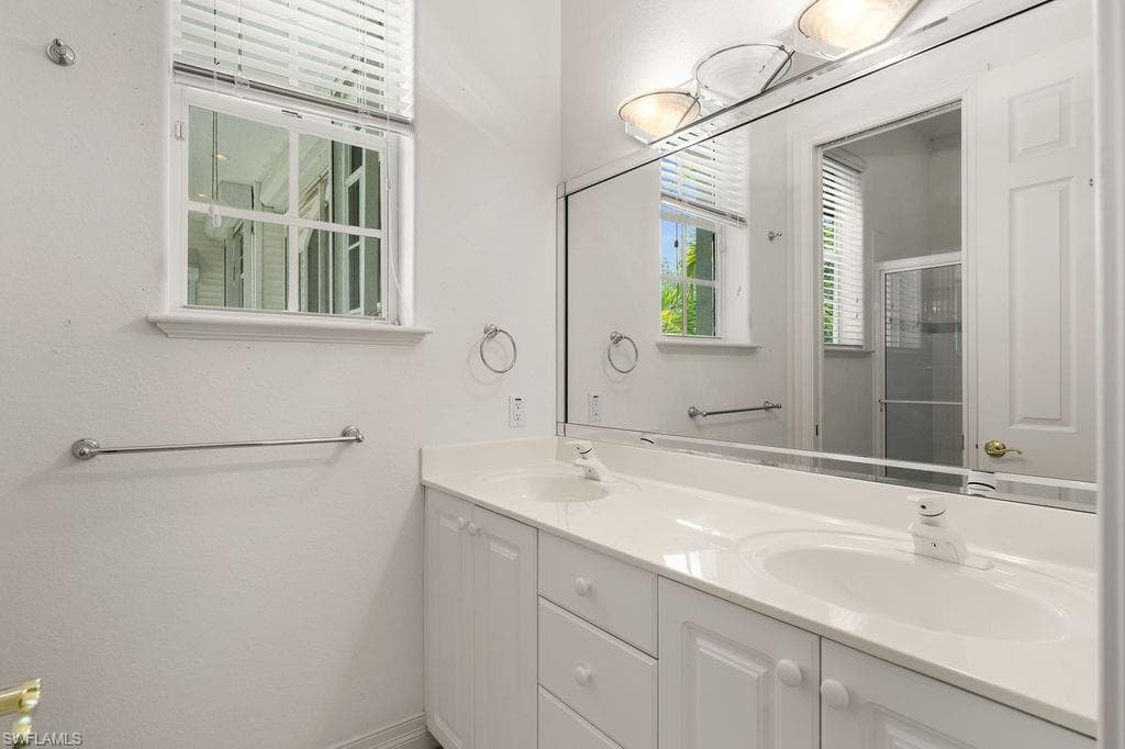 371 Bayside AVE-25
