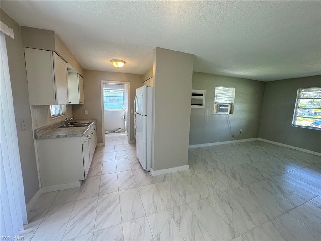 4976 Howard ST-6