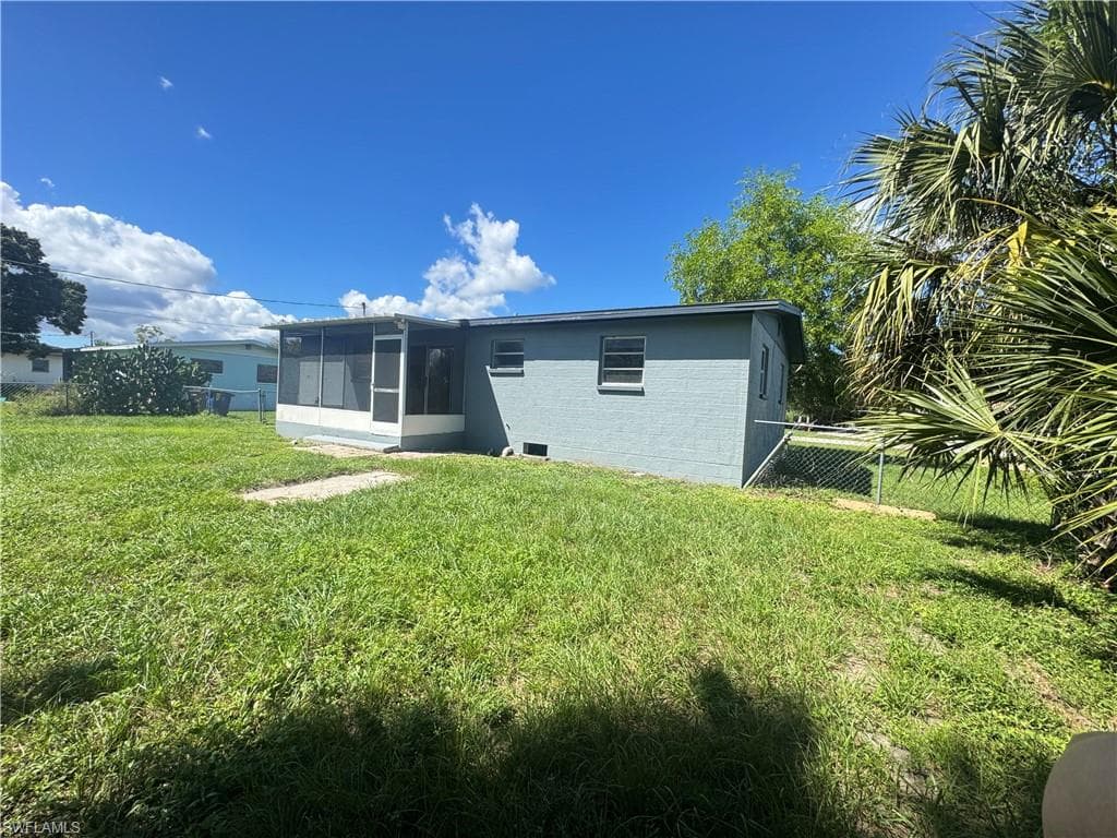 4976 Howard ST-17