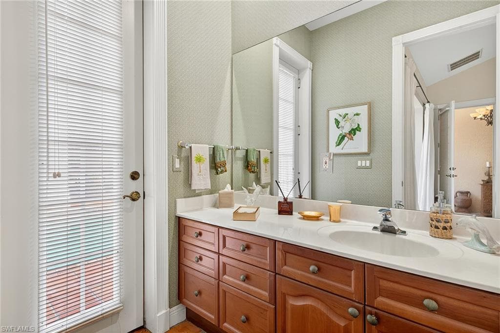 556 Eagle Creek DR-37
