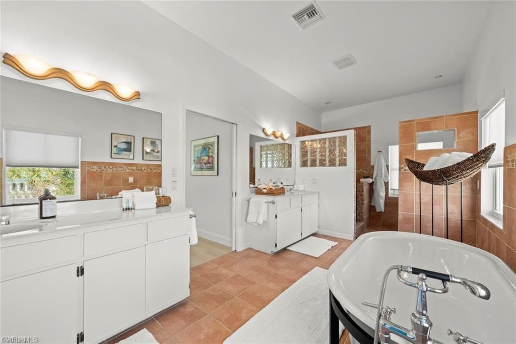 1163 Seagrape LN-39