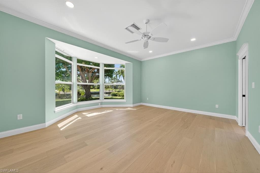 924 Kings Crown DR-23