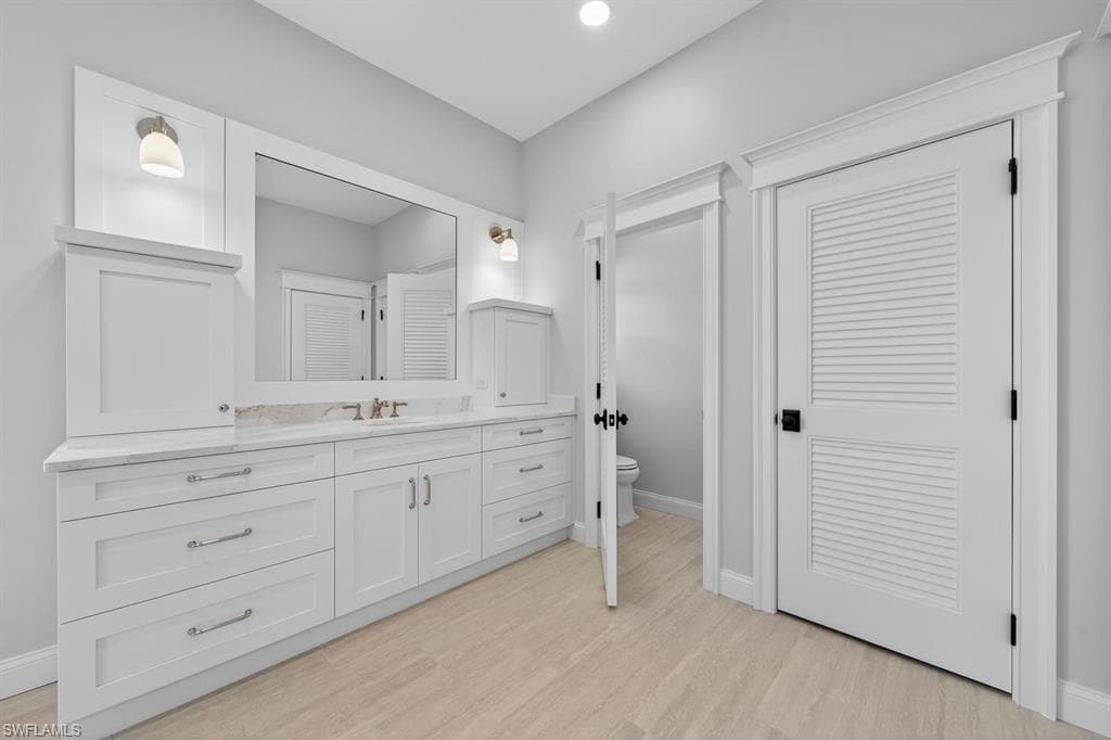 924 Kings Crown DR-27