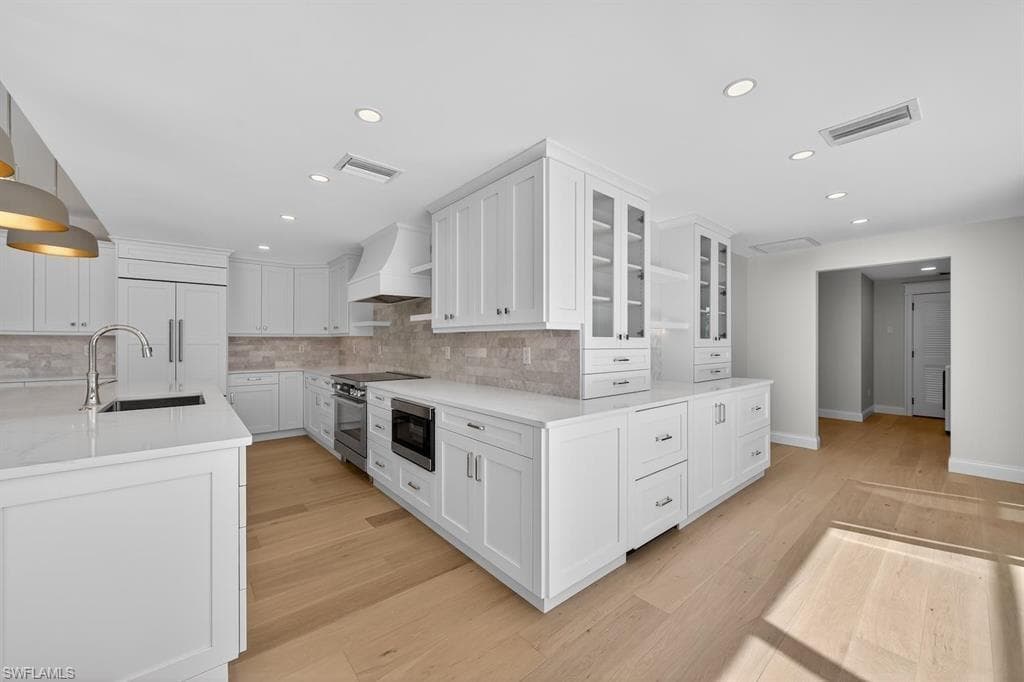 924 Kings Crown DR-17
