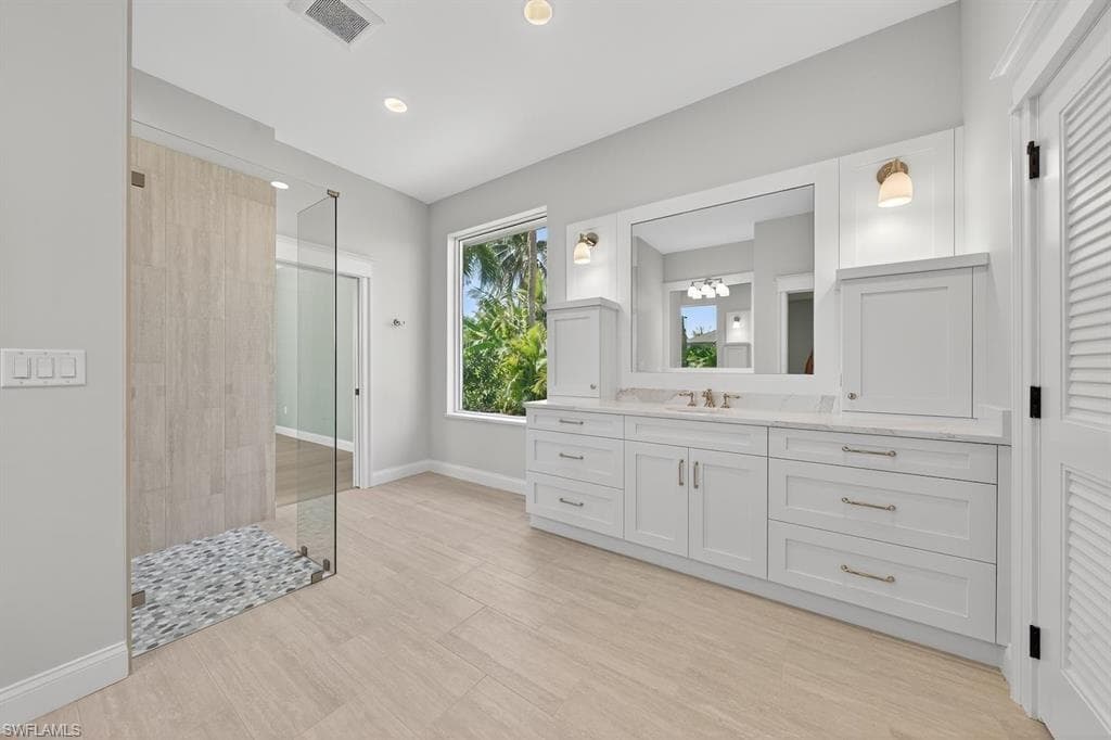 924 Kings Crown DR-26