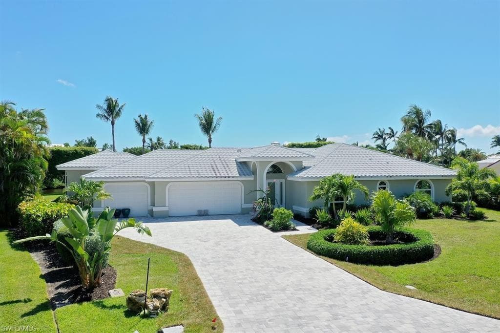 924 Kings Crown DR-3