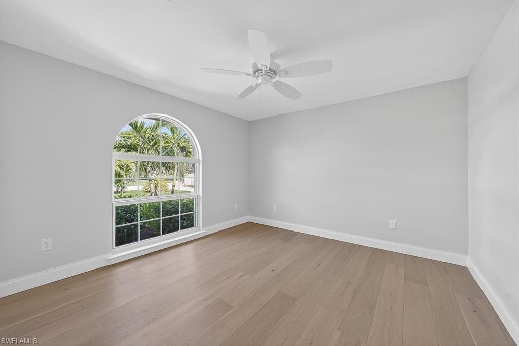 924 Kings Crown DR-32