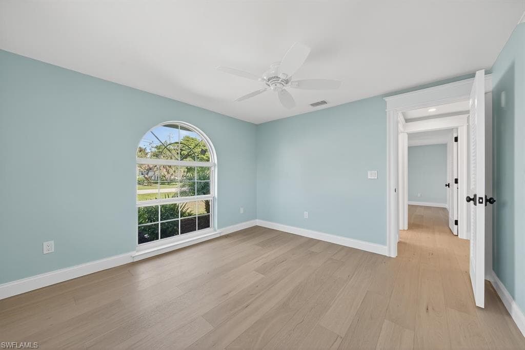 924 Kings Crown DR-30