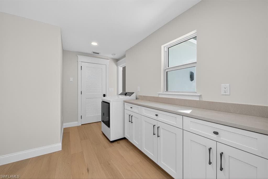924 Kings Crown DR-33