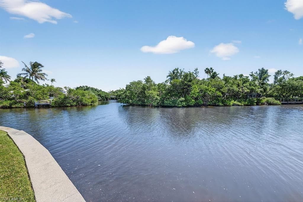 924 Kings Crown DR-41