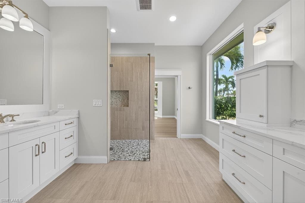 924 Kings Crown DR-25