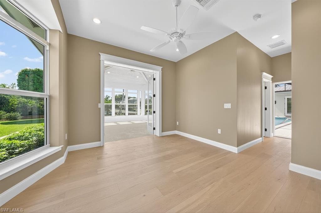 924 Kings Crown DR-21