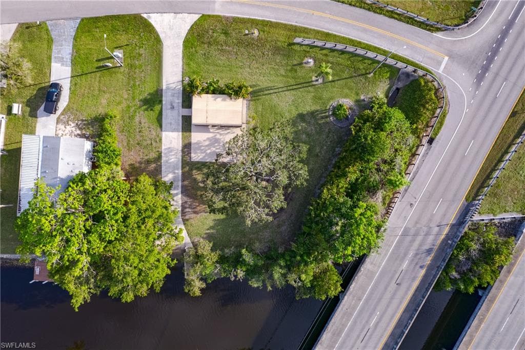 1747 Beverly DR-27