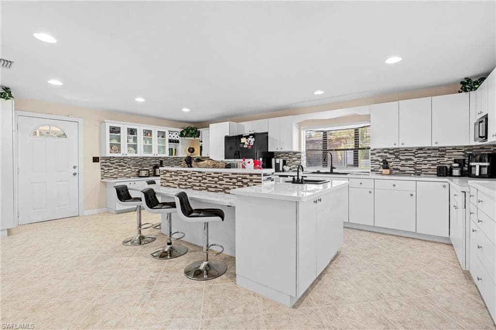 3042 Mango ST-10