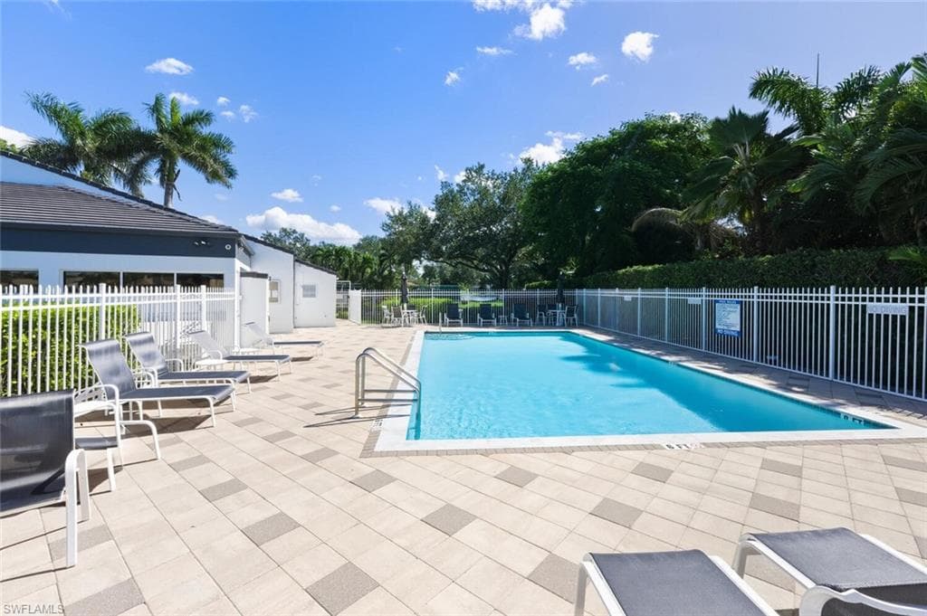 636 Windsor SQ 102-27