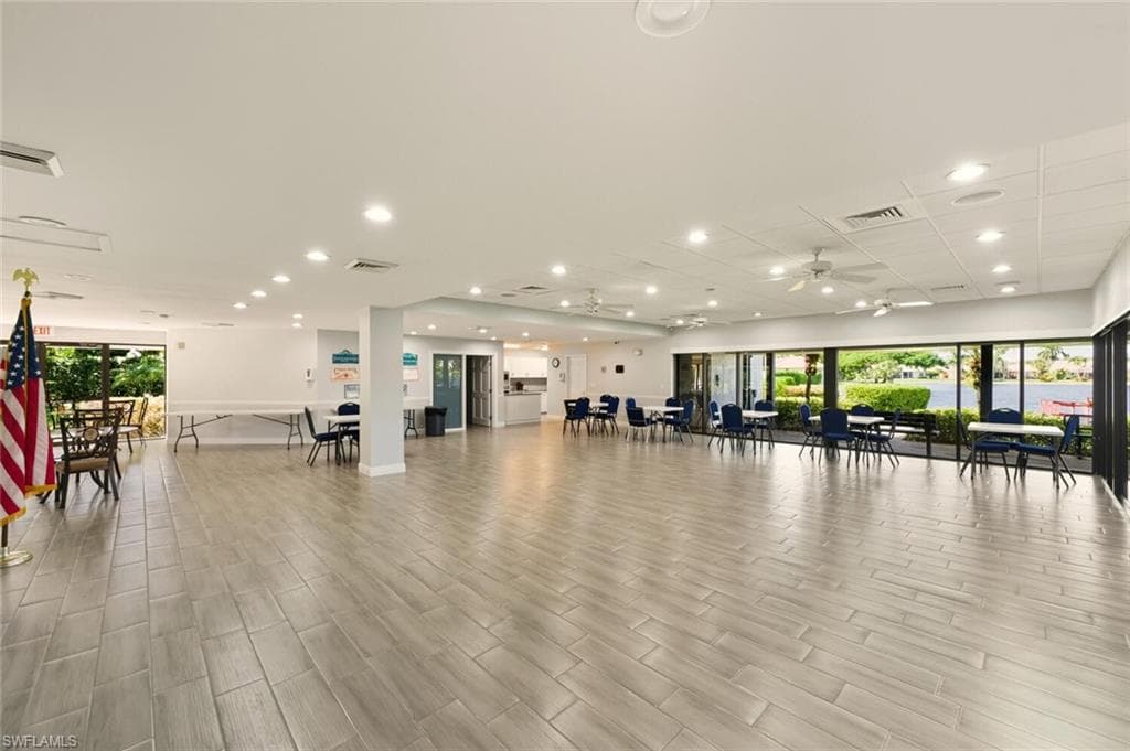 636 Windsor SQ 102-30