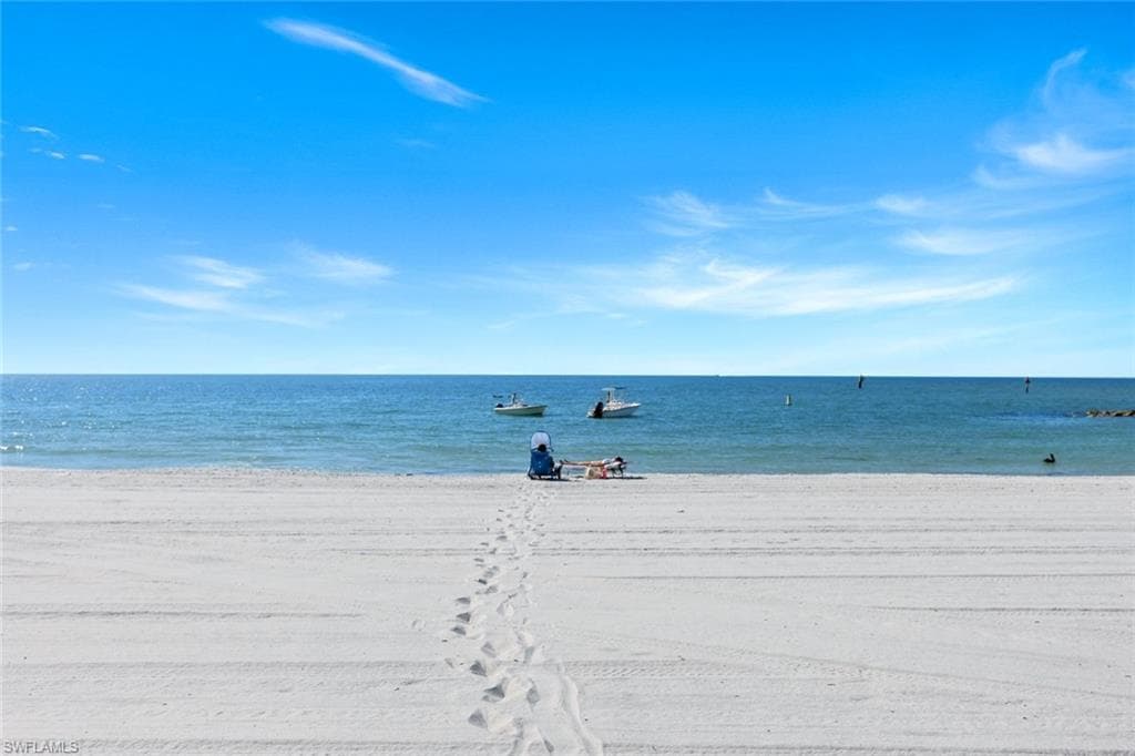 2211 Gulf Shore BLVD N C4-18