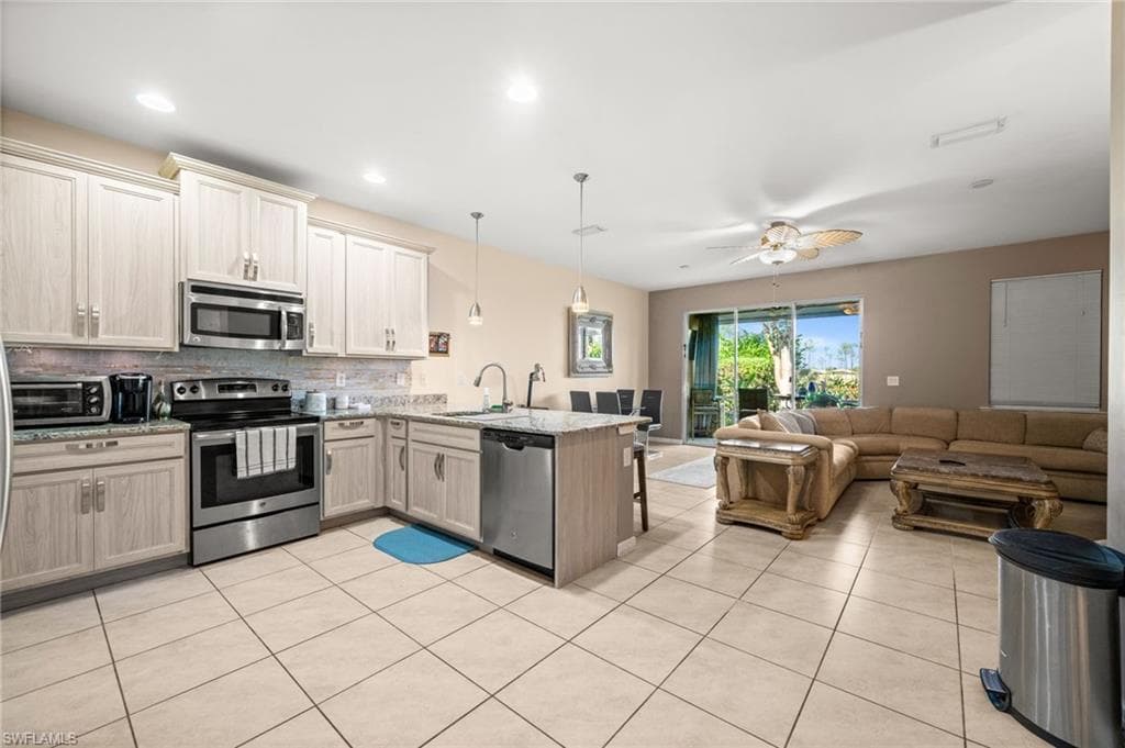 10820 Alvara WAY-23