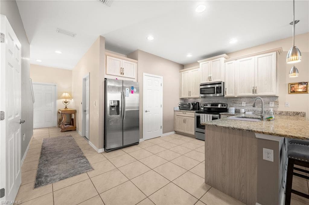 10820 Alvara WAY-28
