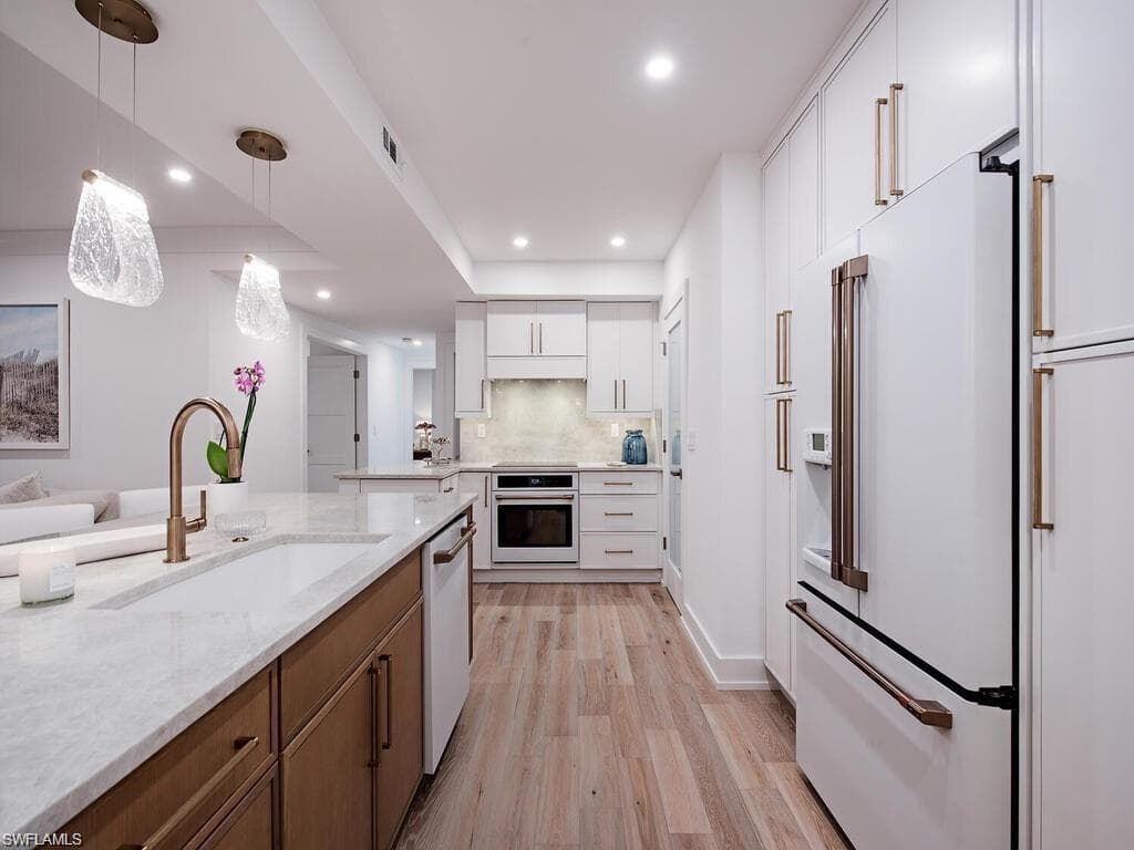400 Park Shore DR 102-8