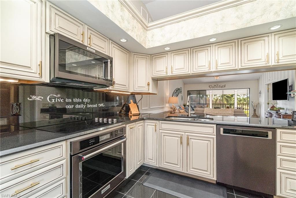 912 SW 48th TER 208-13