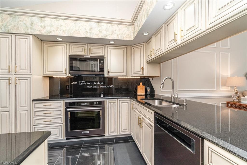 912 SW 48th TER 208-15