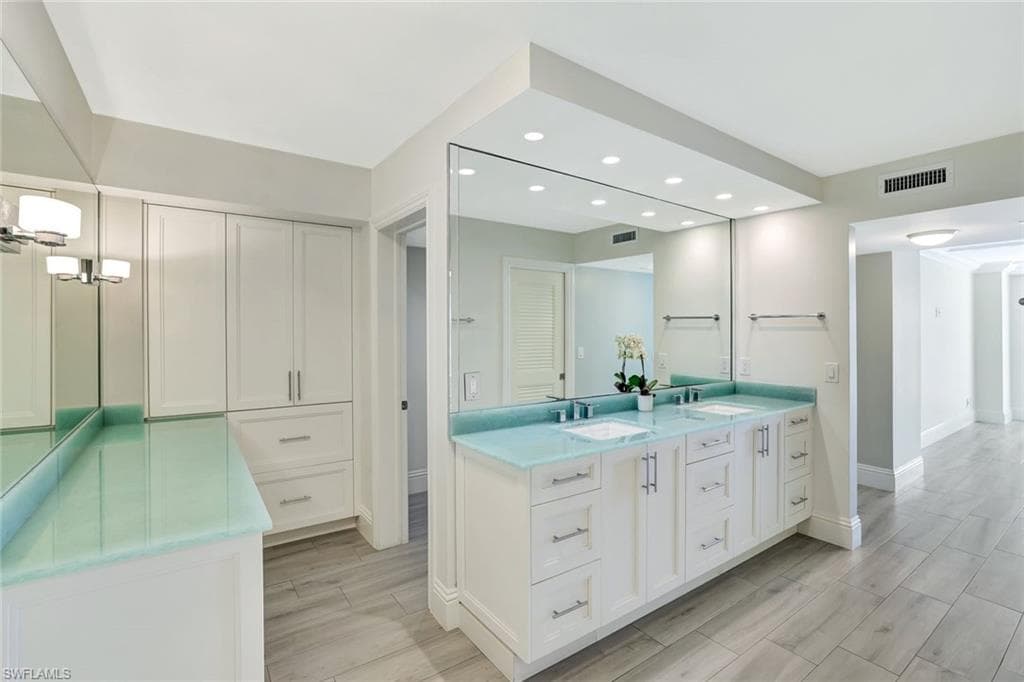 4401 Gulf Shore BLVD N C205-14