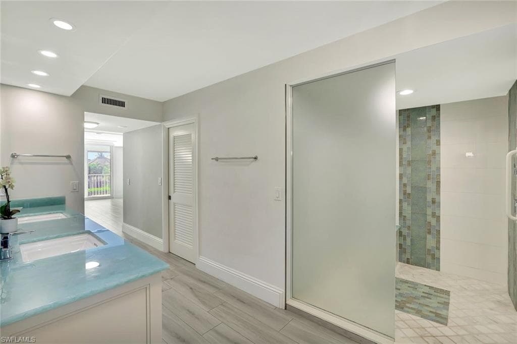 4401 Gulf Shore BLVD N C205-15