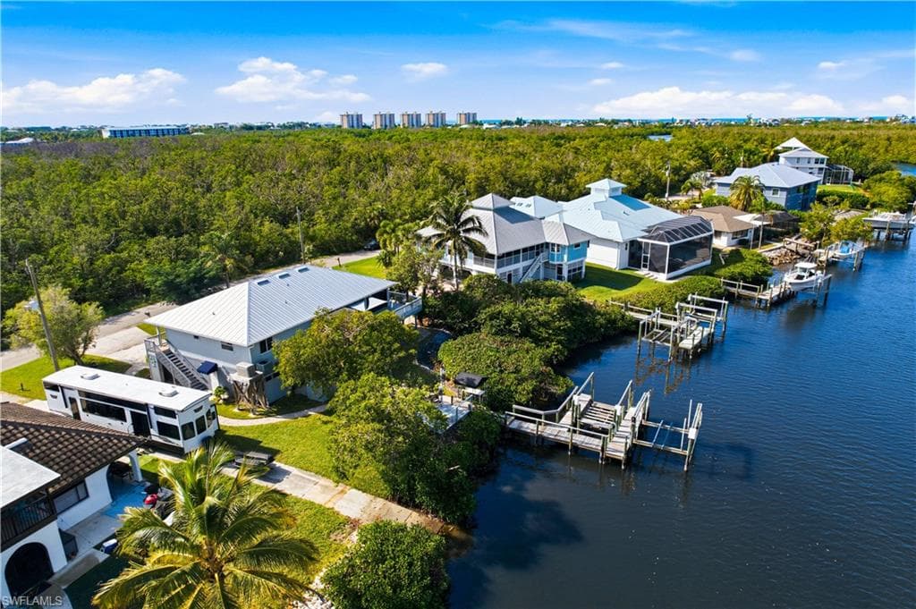 4986 Esplanade ST-32