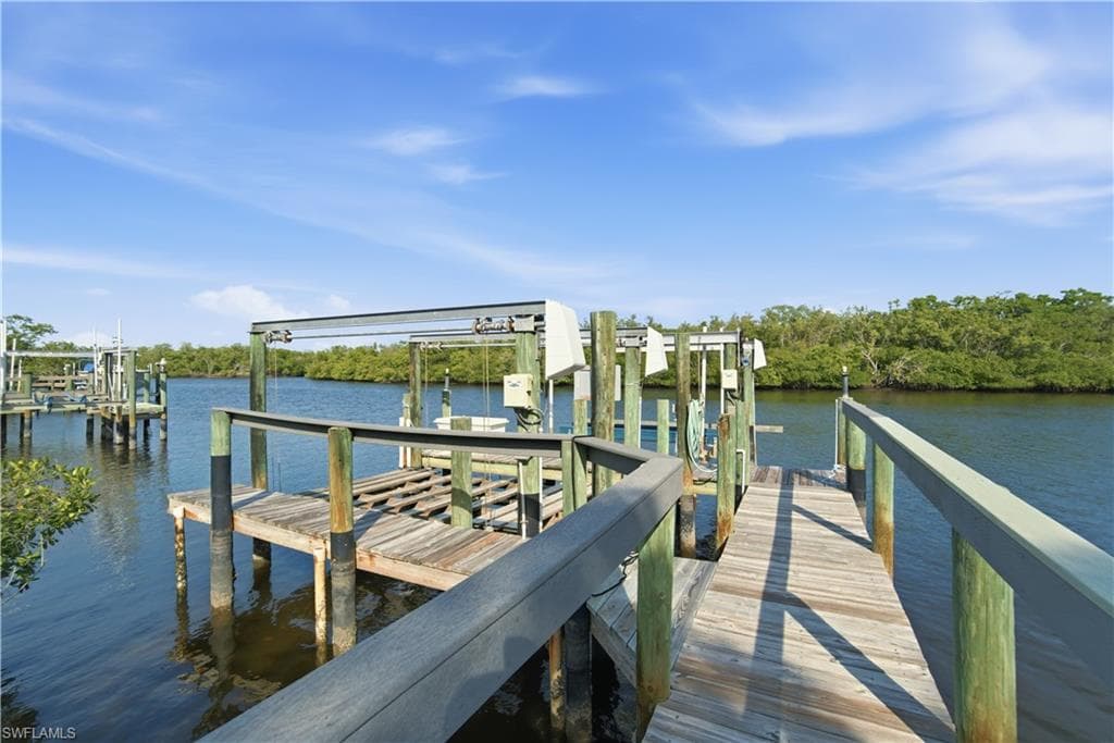 4986 Esplanade ST-5