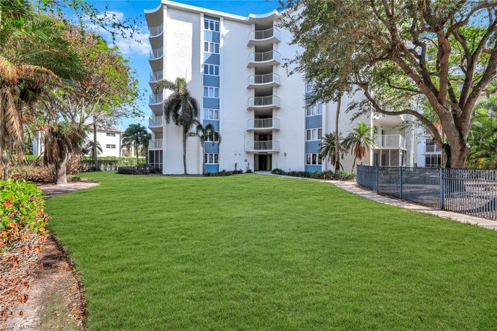 1300 Gulf Shore BLVD N 407-19